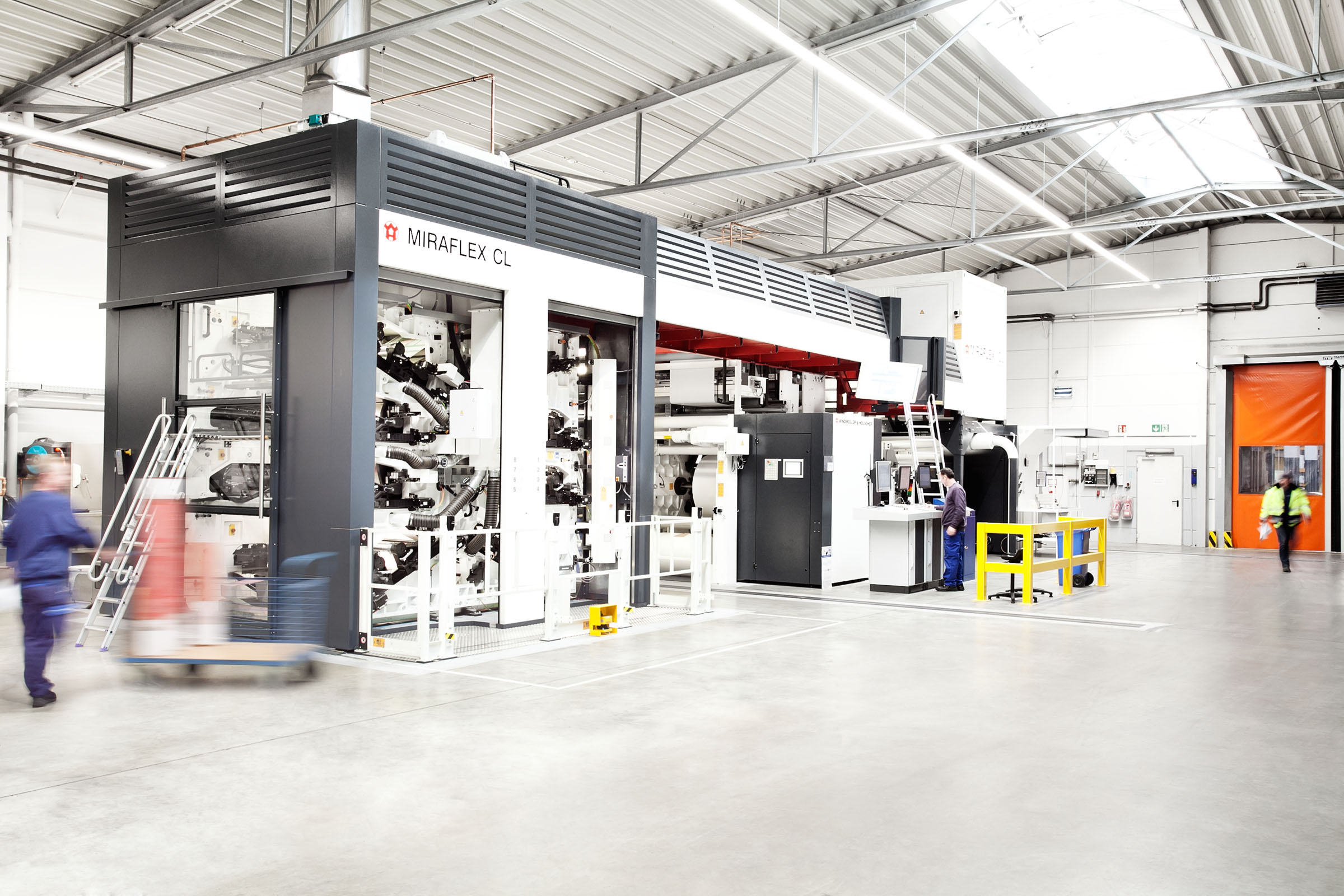 TENAX-Mitarbeiter vor Druckmaschine in Papiersack-Produktion